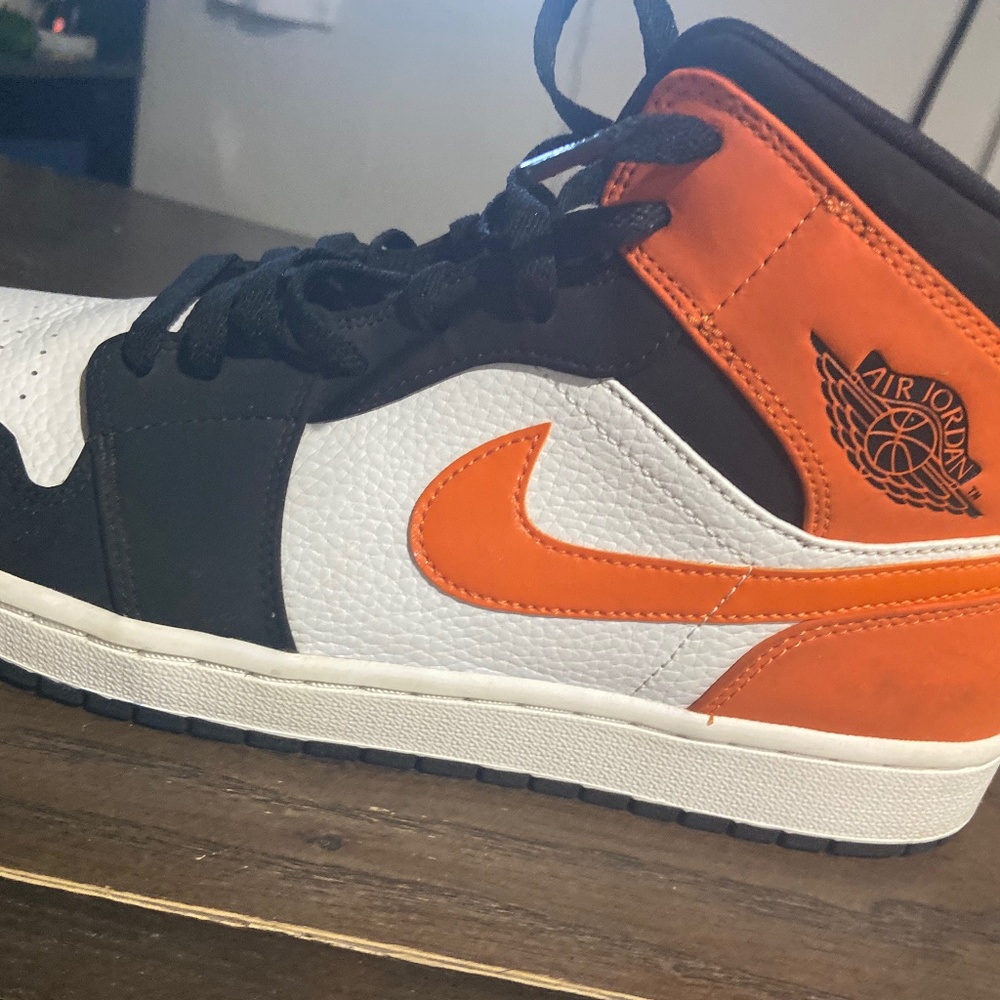 Mid Air Jordan 1 ‘Shattered Backboard’